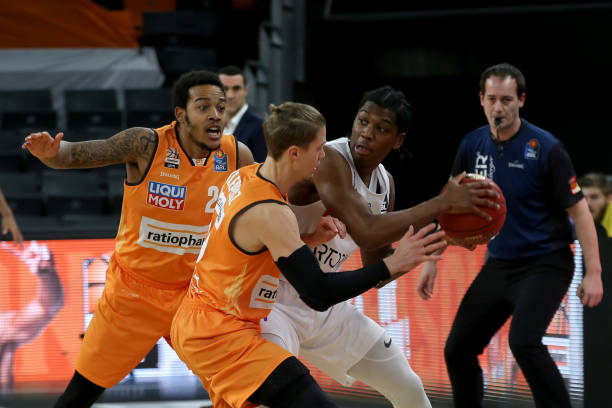 它扼守着前 它扼守着前